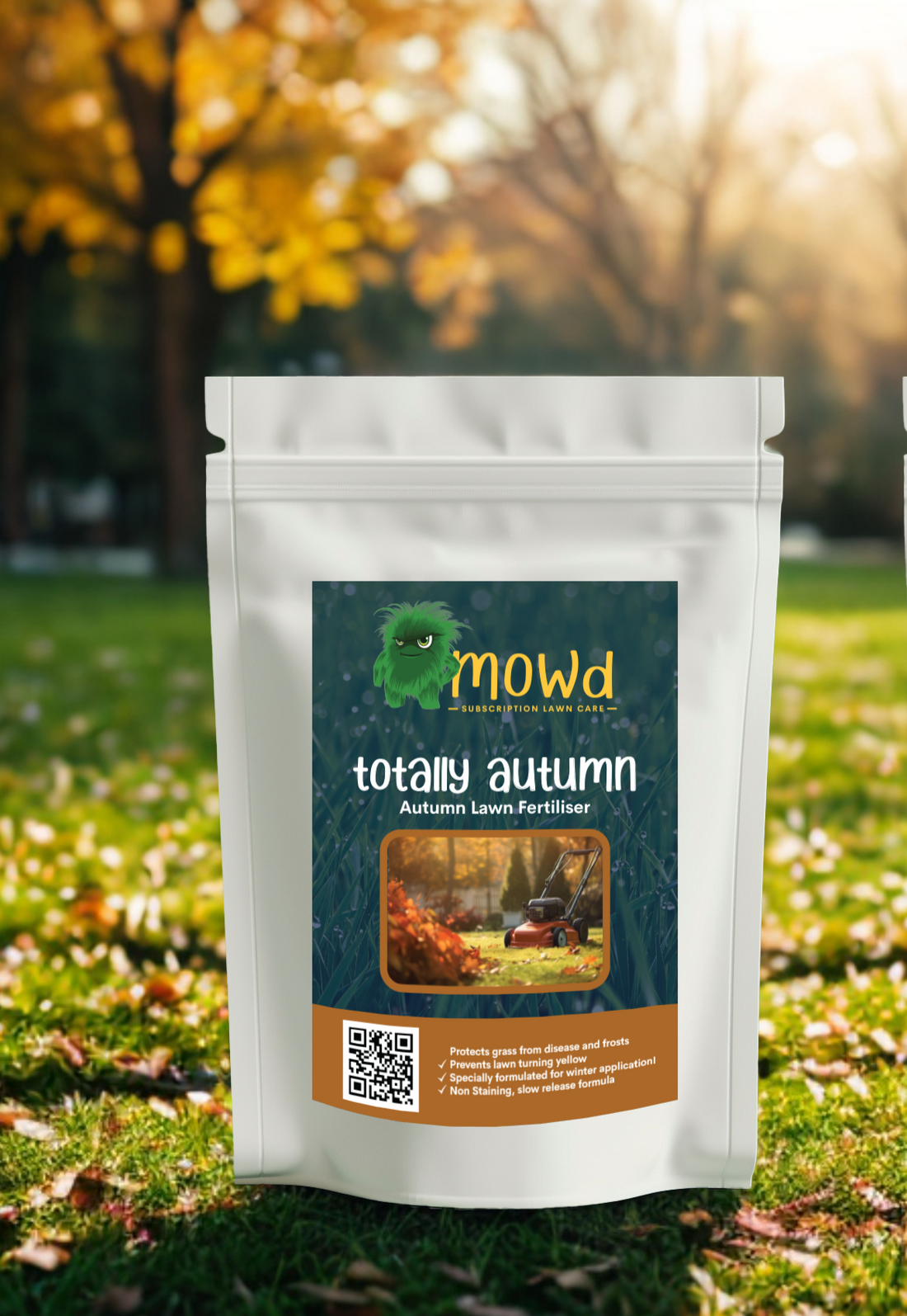 Totally Autumn 10-5-10 autumn lawn fertiliser bag, a low-nitrogen high-potassium granular feed from Mowd