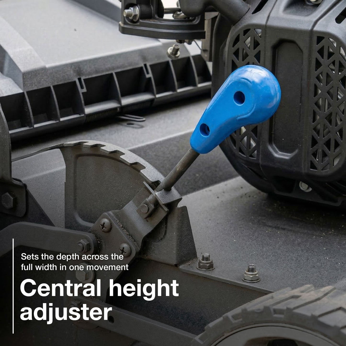 Hyundai HYSC225X petrol lawn scarifier view 4