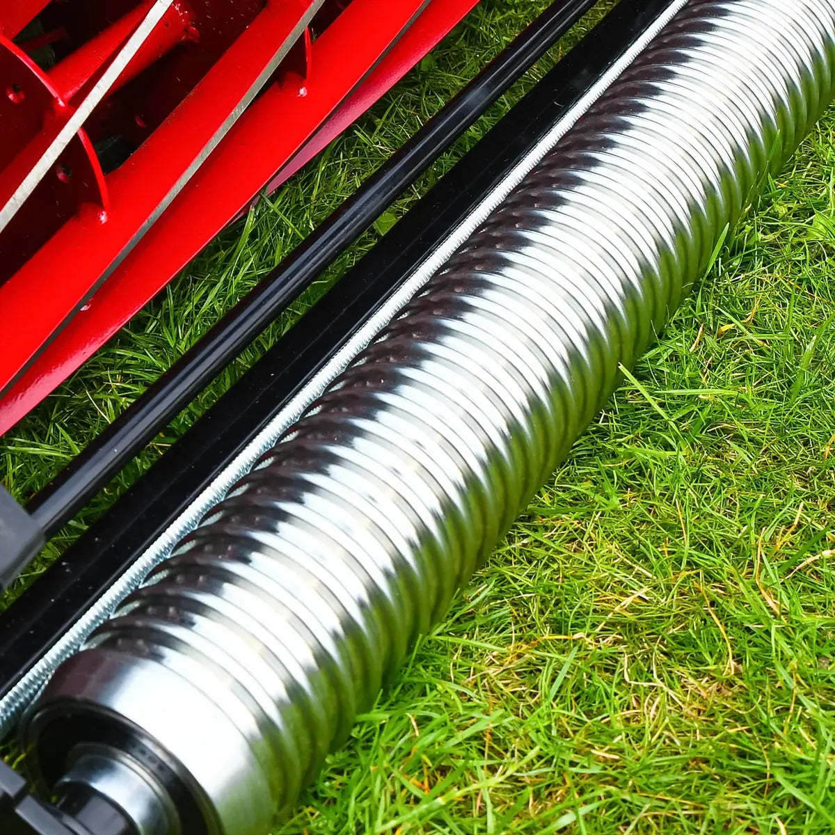 Grooved front roller alongside the cutting cylinder on the Cobra Fortis 20 Fine Turf mower